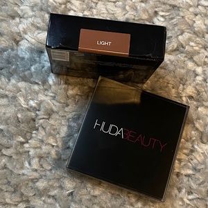 Huda Beauty Tantour Bronzer in Light